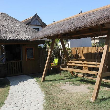 Hotel Cerdacul Cu Stuf à Sfântu Gheorghe Extérieur photo