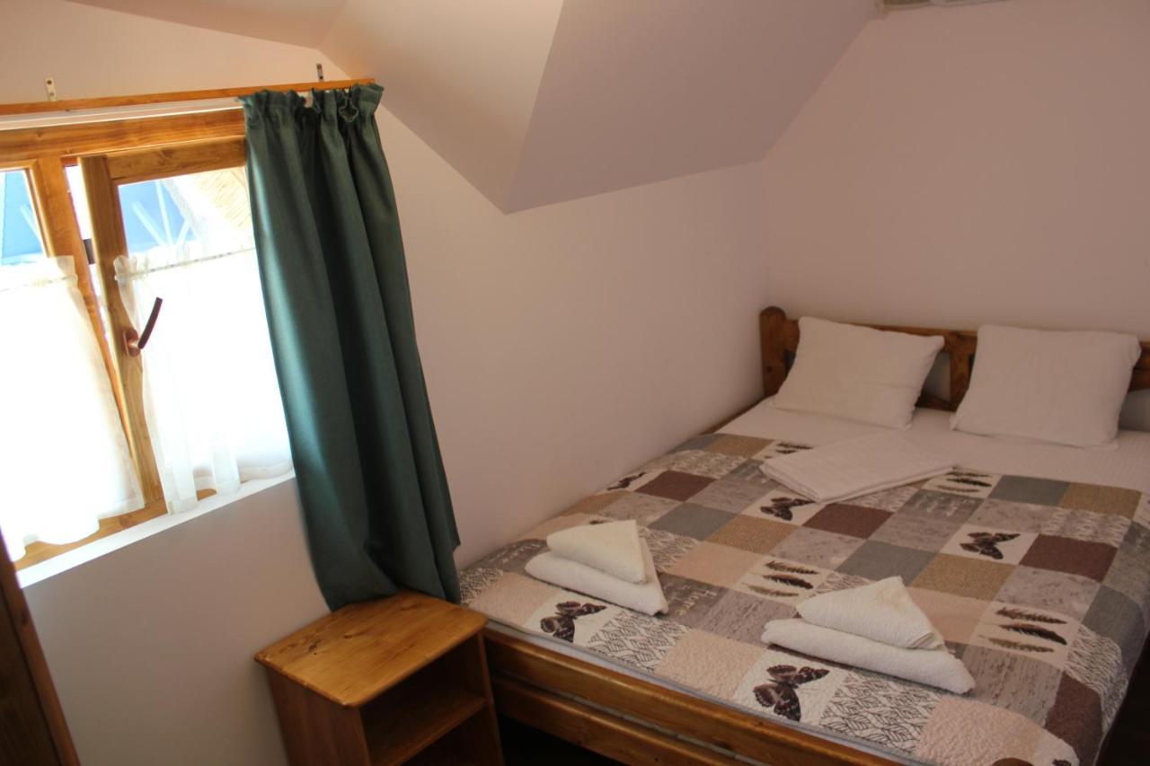 Hotel Cerdacul Cu Stuf à Sfântu Gheorghe Extérieur photo